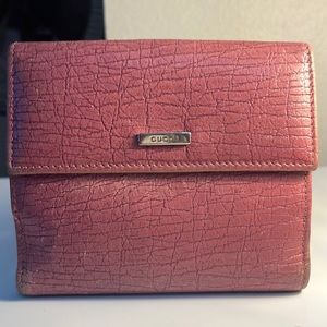 Gucci pink wallet